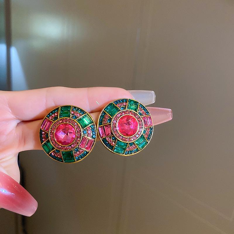 

Винтажный комплект ювелирных изделий из изумрудов и бриллиантов в стиле легкой роскоши: Серьги-пусеты и ожерелье на ключицу