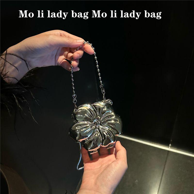 

2024 New Arrival Fashion Retro Popular Lipstick Pack Heart Bag Fancy Mini Bag Diamond-Embedded Fashion Chain Bag Silver [petals]]