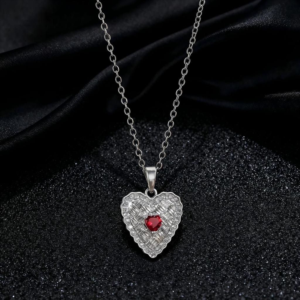 Metal Heart Crown Collarbone Necklace Hip Hop Pendant Necklace For Women Luxury Chain Accessory
