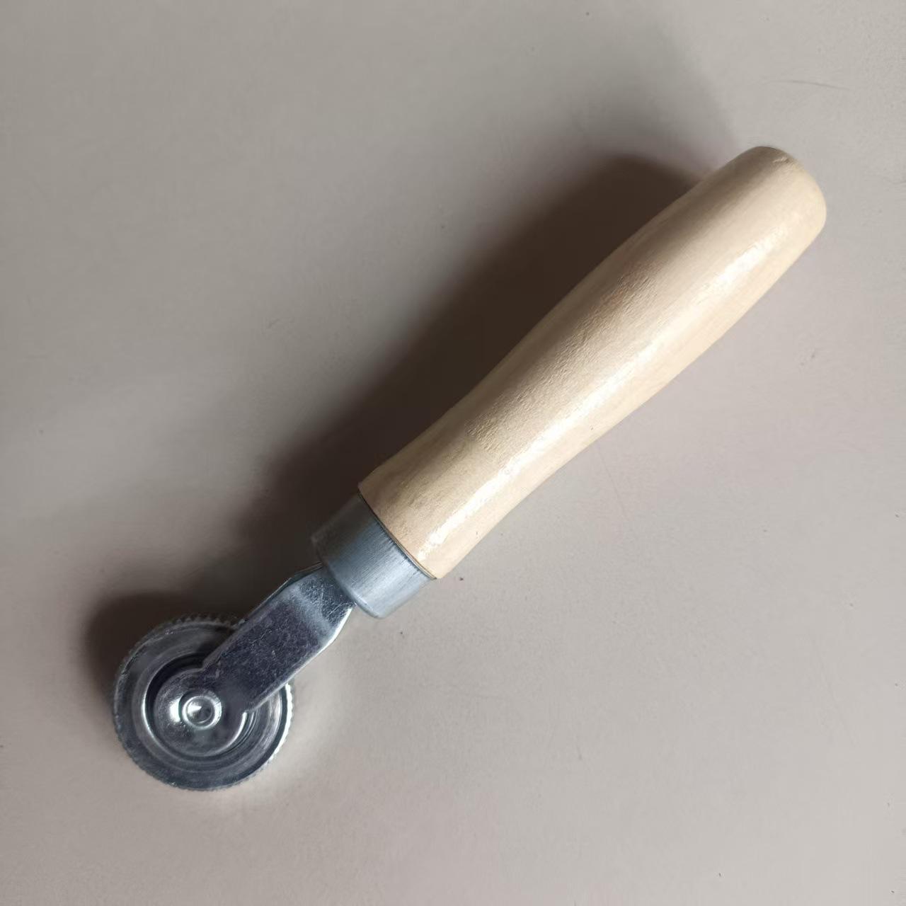 

Набор для ремонта и латания шин: Манометр, Скребок для очистки и Уплотнительный валик.