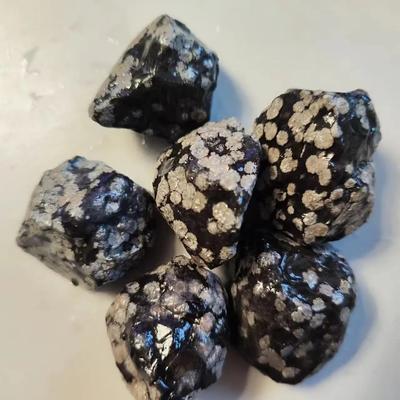Natürlicher Schneeflocken-Obsidian-Rohstoffstein, grober Kristall-Heilstein, Reiki-Heilungsgröße, Energie-Heilstein