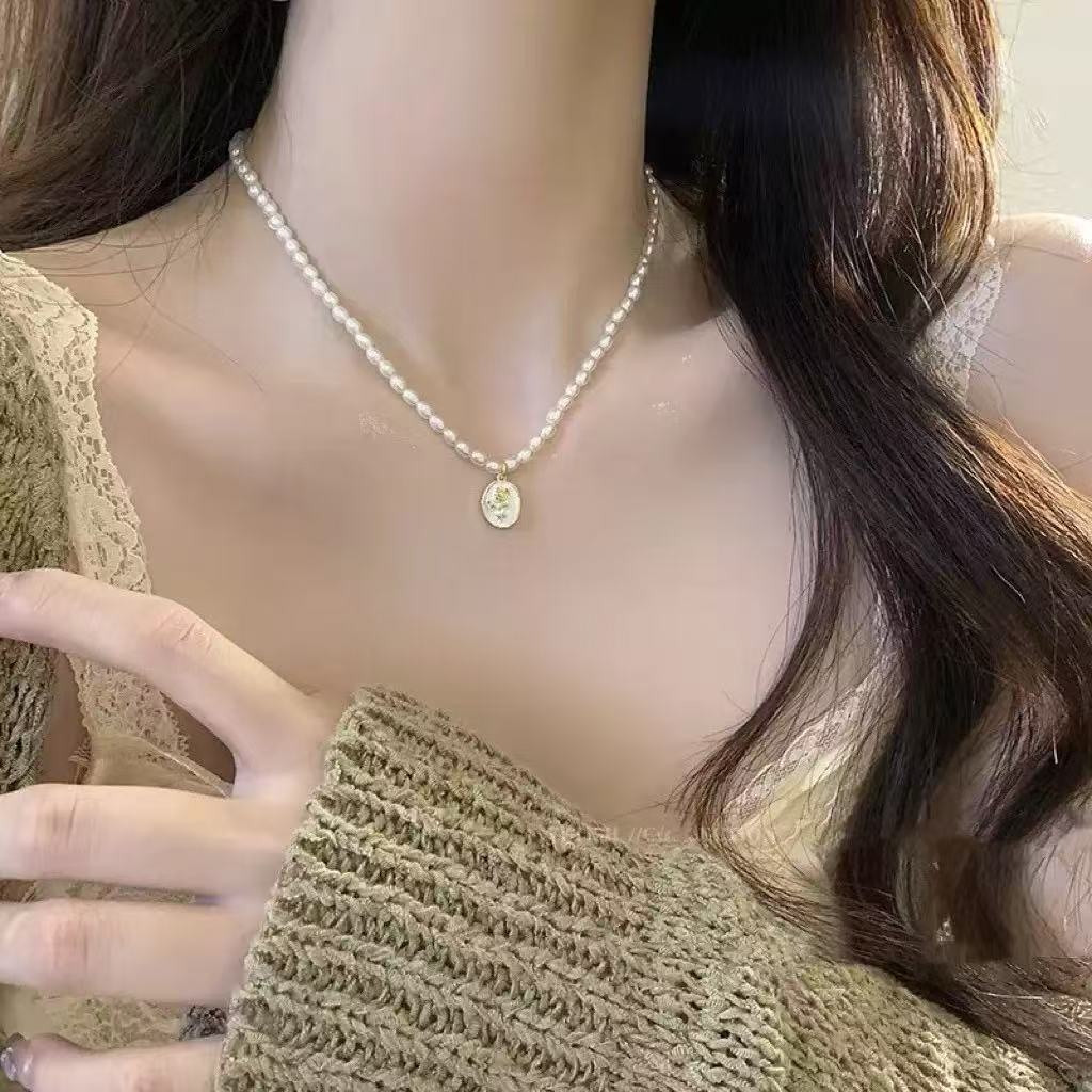 Small fresh asymmetric butterfly pearl necklace female sweet cool light luxury opal beaded collarbone chain girlfriend jewelry