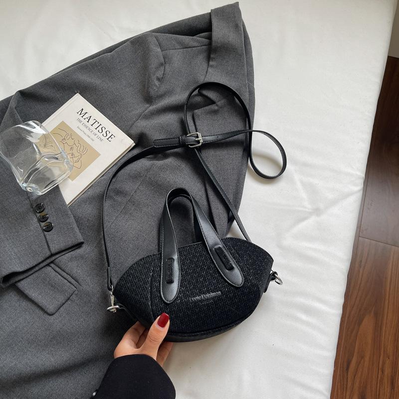 Simple contrasting color small bag women s new portable bucket bag high value fashion niche messenger bag women