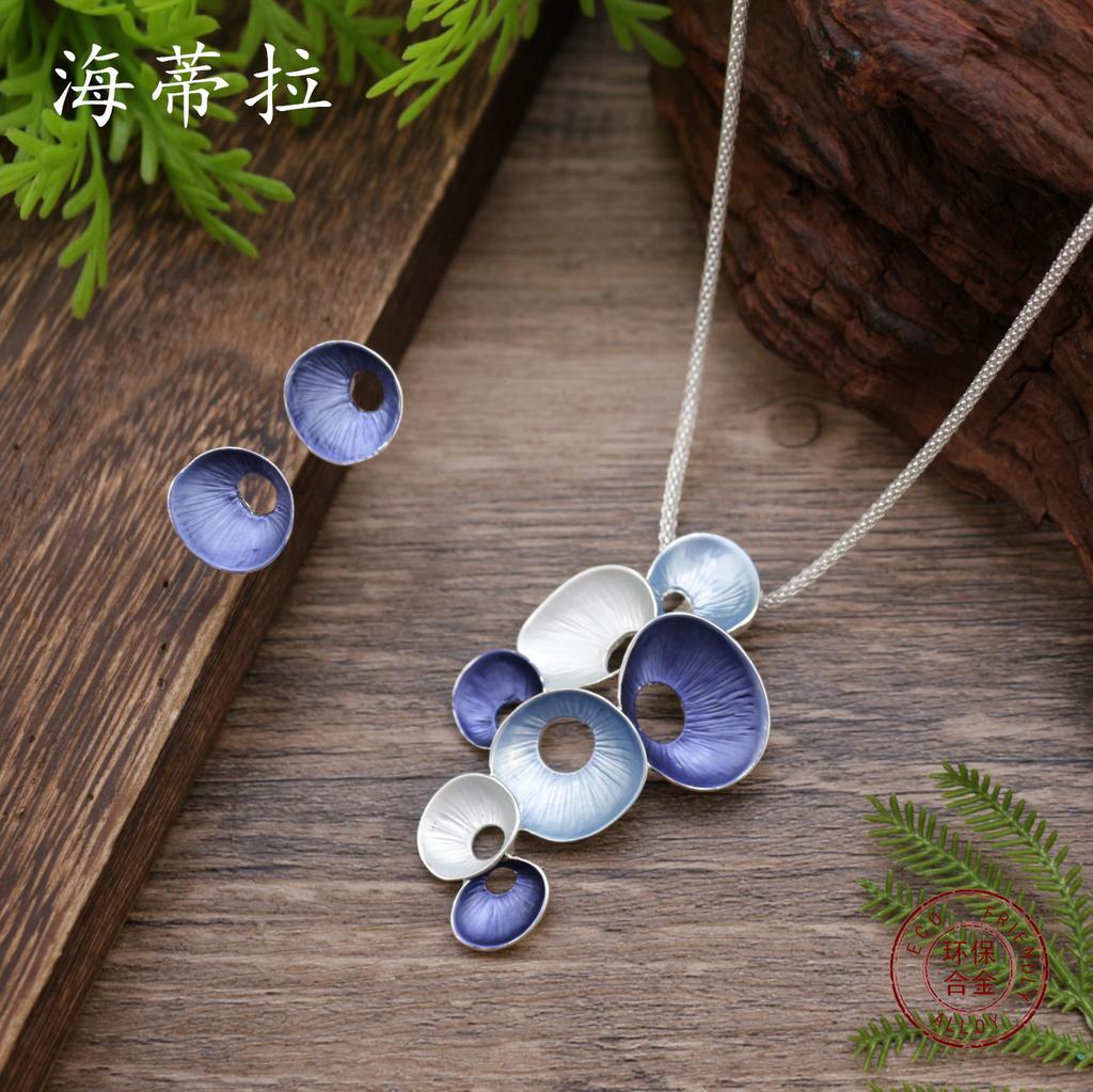 Nouveau set de boucles d'oreilles à clous et collier à pendentif fleur simple à pétales ronds creux couleur émail, mode femme