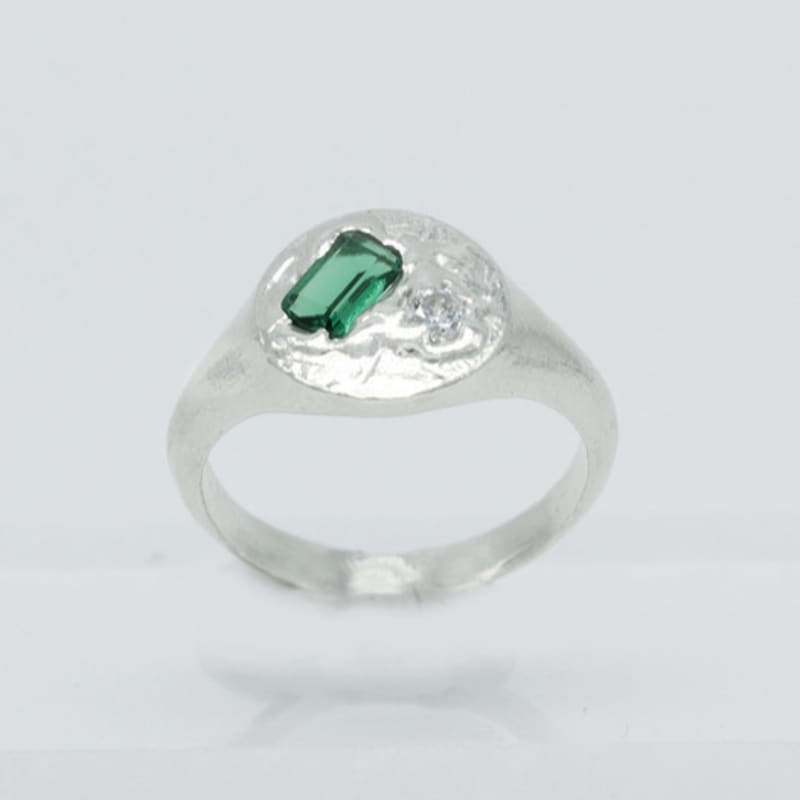 studio curve Round stone signet ring