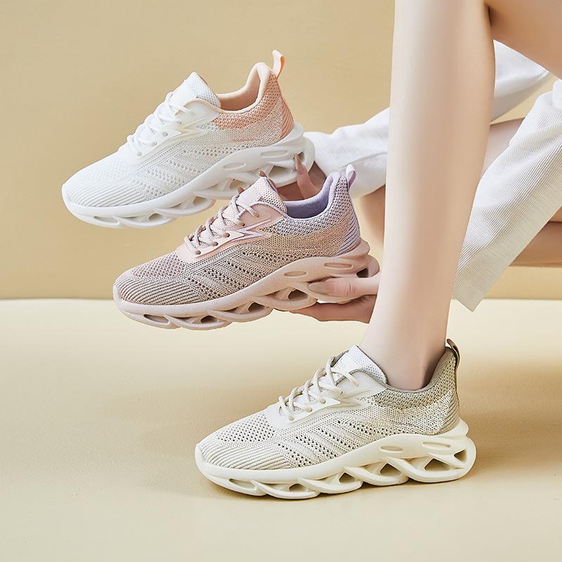 Flying Shoes New Summer Student Sports Shoes Fitness Running Leisure Heightening and Breathable