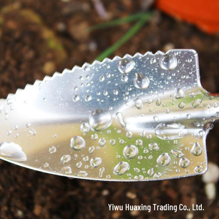 Gartenwerkzeug-Set aus Edelstahl: Schaufel, Hacke und Rechen für Blumen und Topfpflanzen.