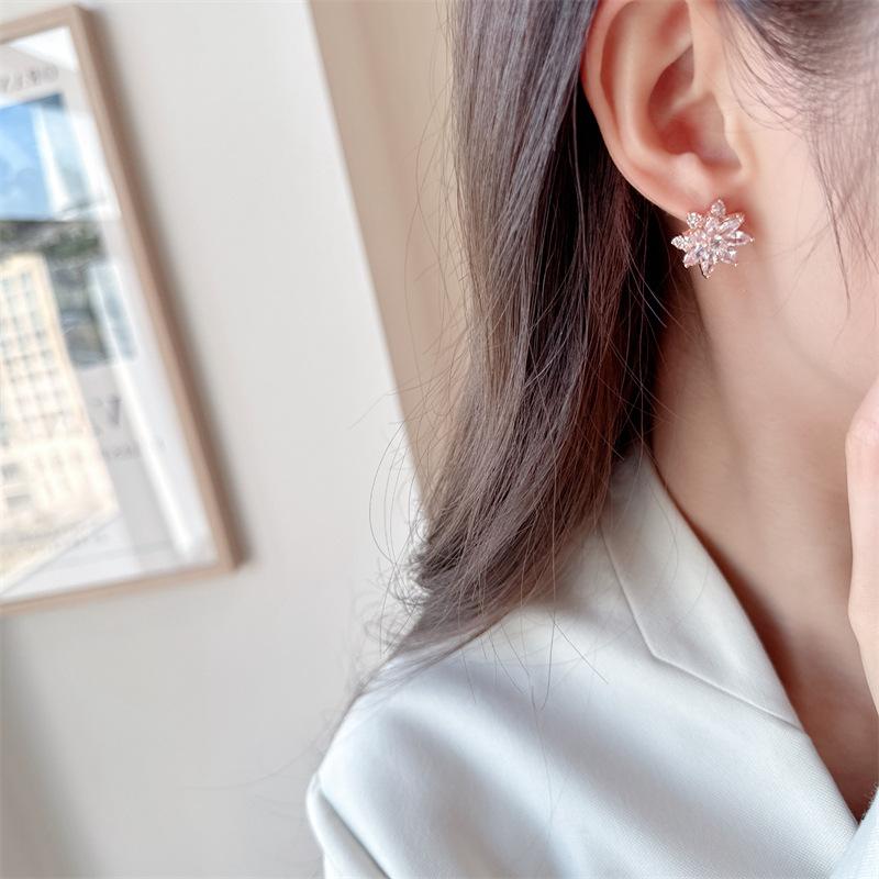 Women's Light Luxury Design Elegant Double-Layer Flower Earrings Fashionable And Versatile Niche Design Earrings