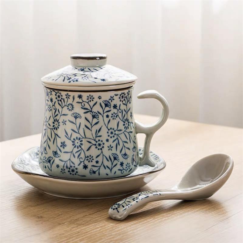 Modrobílý porcelánový šálek na čaj Keramický ručně malovaný Retro hrnek s oddělovačem na vodu a víčkem s filtrem Kancelářské šálky na čaj Nápojové nádobí