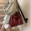 Casual large-capacity retro bag women's new commuter versatile messenger bag autumn and winter shoulder tote bag