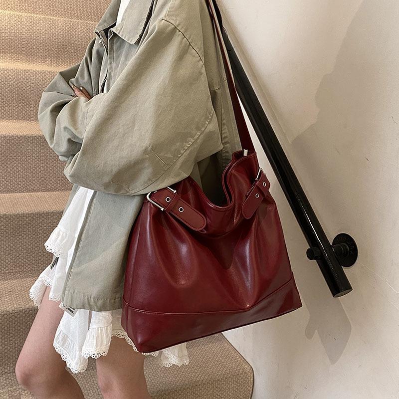 Casual large-capacity retro bag women's new commuter versatile messenger bag autumn and winter shoulder tote bag