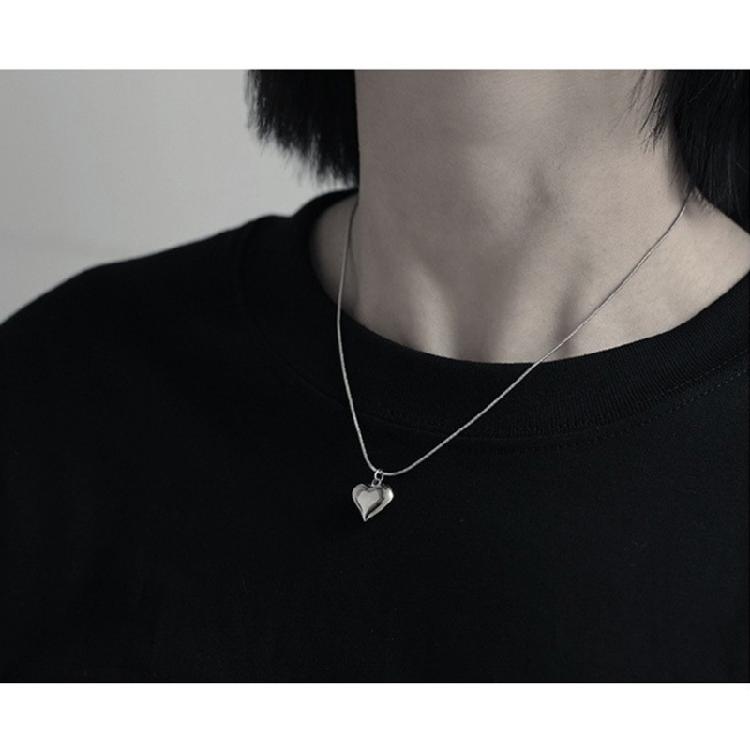 Stylish Metal Heart Pendant Necklace Multifuntional Jewelry Metal Texture Suitable for Everyday Wear and Parties