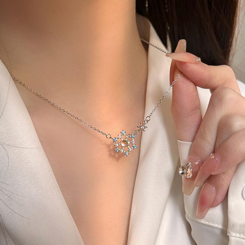 Super Fairy Romantic Winter Blue Diamond Snowflake Necklace New Collarbone Chain Fashion