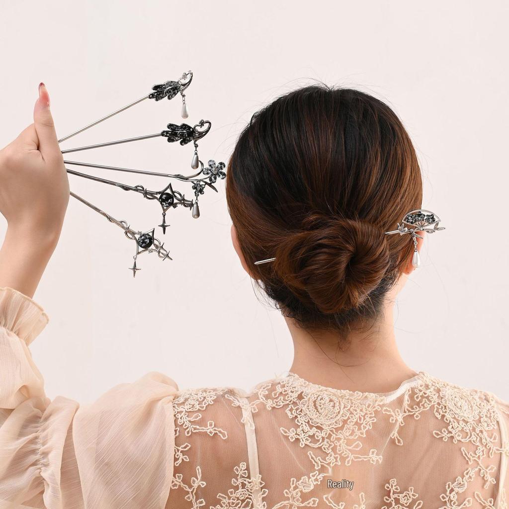 Vintage Butterfly Flower Tassel Hairpin for Qipao and Hanfu - Alloy Buyao Hair Accessory for Women