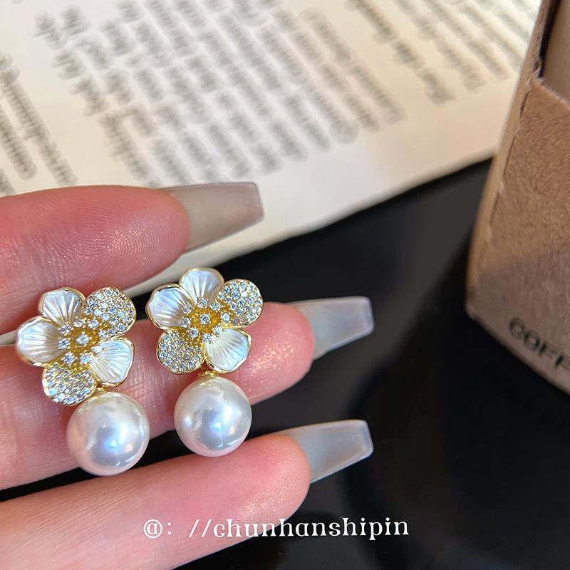 

French light luxury temperament ear clips, flower pearl earrings, high-end niche mosquito coil disc ear clips, women s earless earrings.