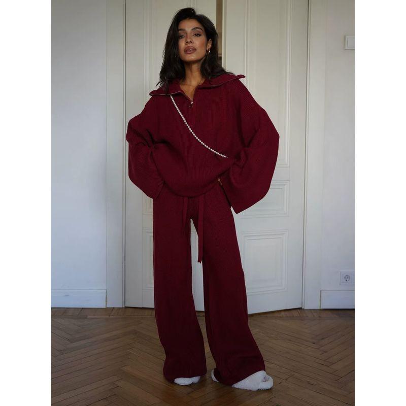 

Комплект из двух предметов в западном стиле: однотонный свитер на молнии до середины и брюки. Вязаный свитер и брюки. Red S