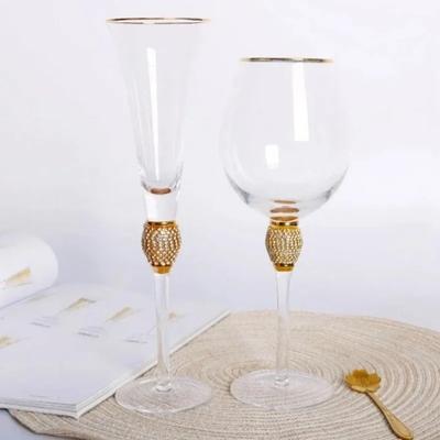 Europäischer Luxus, mit Diamanten besetzte Rotweingläser mit Goldrand, Champagnergläser, Glasstielgläser und Weingläser