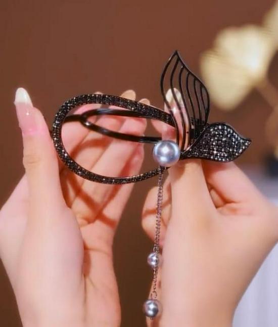 

Korean Pearl Fishtail Hair Clip: Elegant Summer Celebrity Style