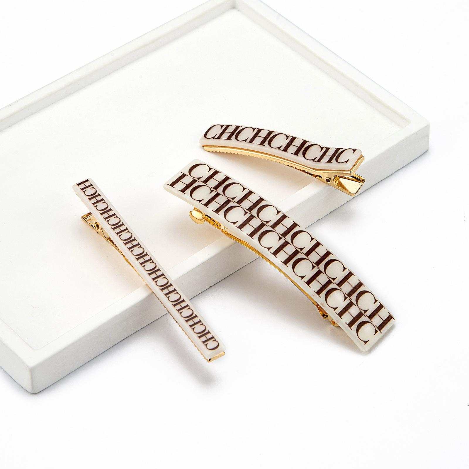 CHHC Fashion Hair Clip Set: Classic Letter Design, High-End Spring Clips (3 pcs) in Gift Box. абрикосовый