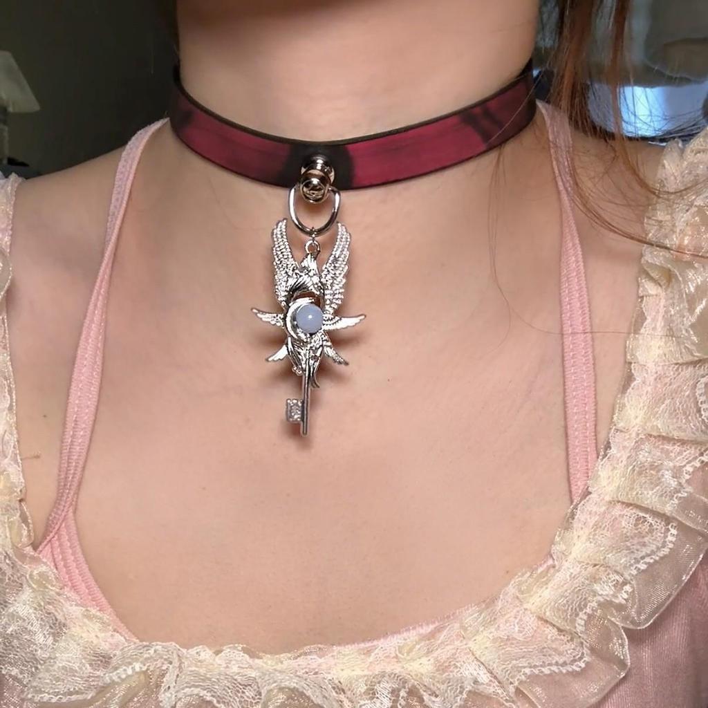 Chique Pittige Meisje Leren Bel Choker Ketting – Uniek Minderheidsontwerp