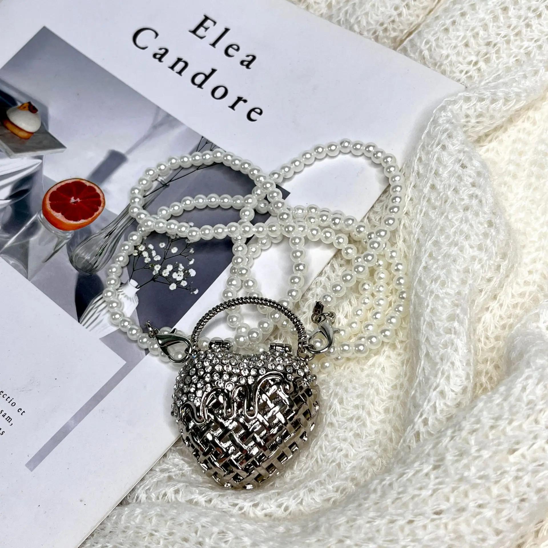 

Designer Hollowed Out Heart- Haped Dinner Bags for Women Fashionable Metal Style Shoulder Bag Mini Accessory Bag