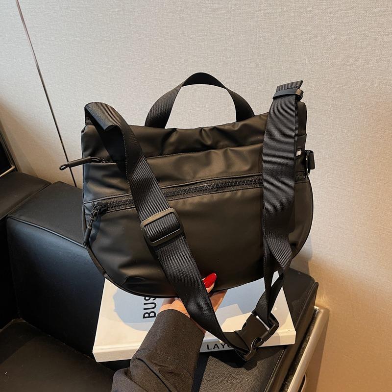 Large-capacity bag women's summer new messenger bag sports locomotive style advanced sense work commuter bag