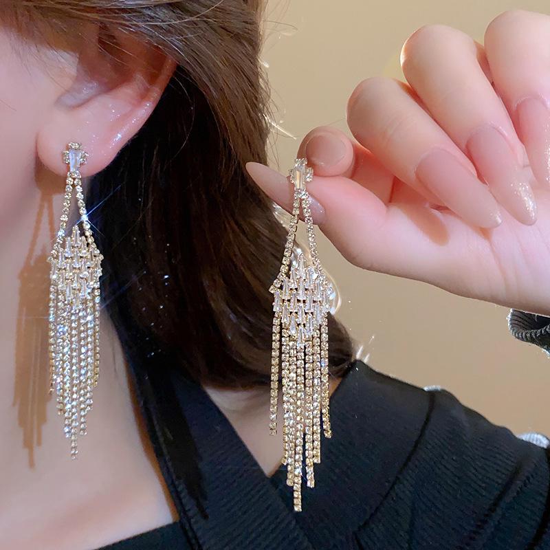 Brincos da Moda Exquisitos com Borla Longa: Elegante, Brilhante e Versátil para Mulheres