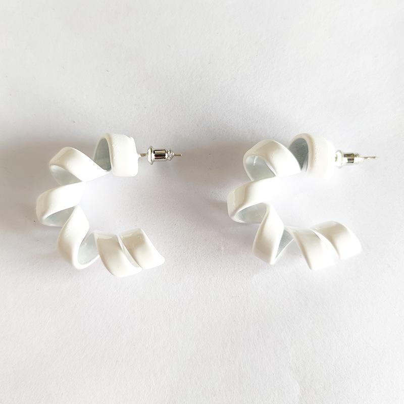 

Серьги конфетного цвета женские в кругах, серьги холодного ветра, серьги темперамента нишевого дизайна белый