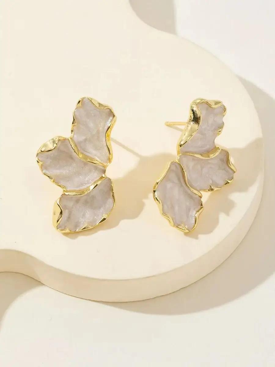 

Необычные металлические серьги-цветы с лепестками неправильной формы, покрытые белой эмалью кремового цвета, для женщин и девочек, классическая мода, циркон, подарки, тренд