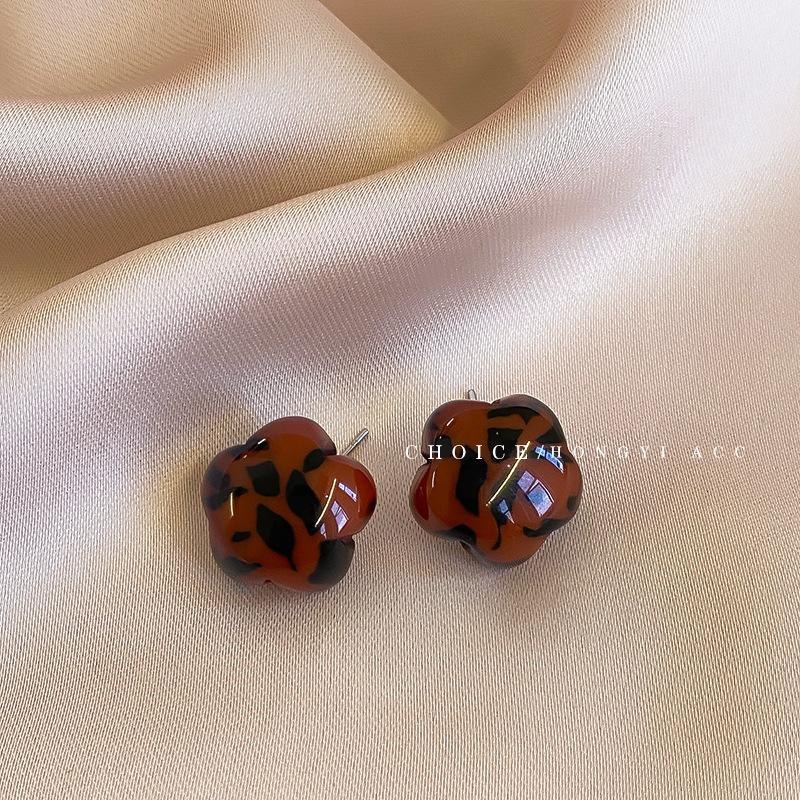 Maillard Coffee Color Amber Earrings Women's Autumn and Winter High-end Commuter Style Earrings Light Luxury Niche Design Earrings