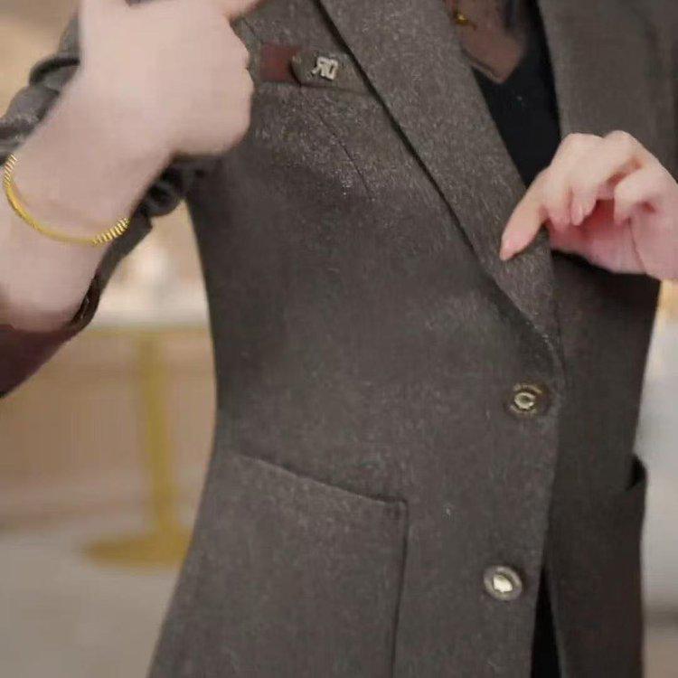 Trendy Slimming Jacket for Petite Women: Conceal Flaws & Look Younger