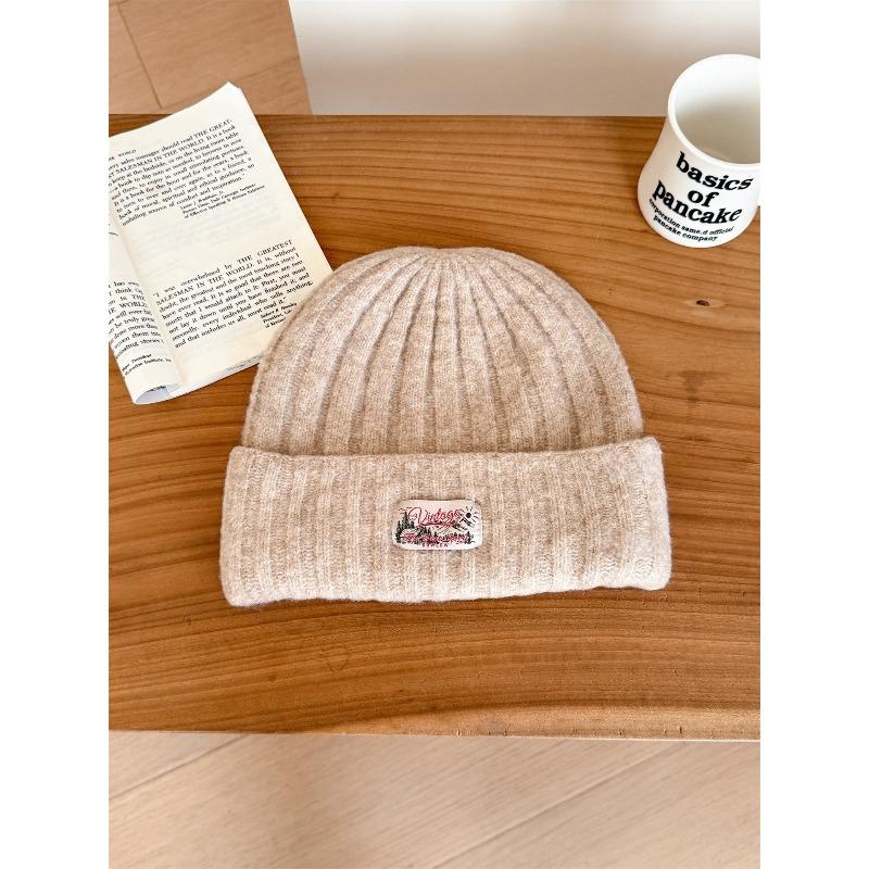 Verdickte Wollstrickmütze für Wärme und Kälteschutz im Herbst und Winter. Große Kopfmütze, um das Gesicht zu betonen. Kleine Ohrenschützer.