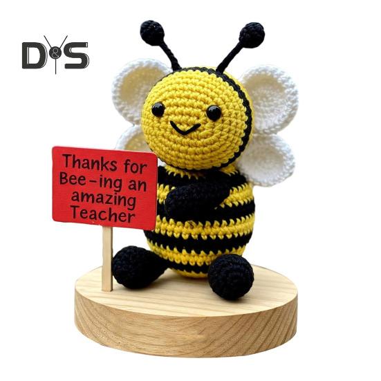 Crocheted Bee Teacher Appreciation Gift Handmade Thankful Bee Ornament with Sign Bee Crochet Doll Gift for Teachers Birthday Teacher's Day