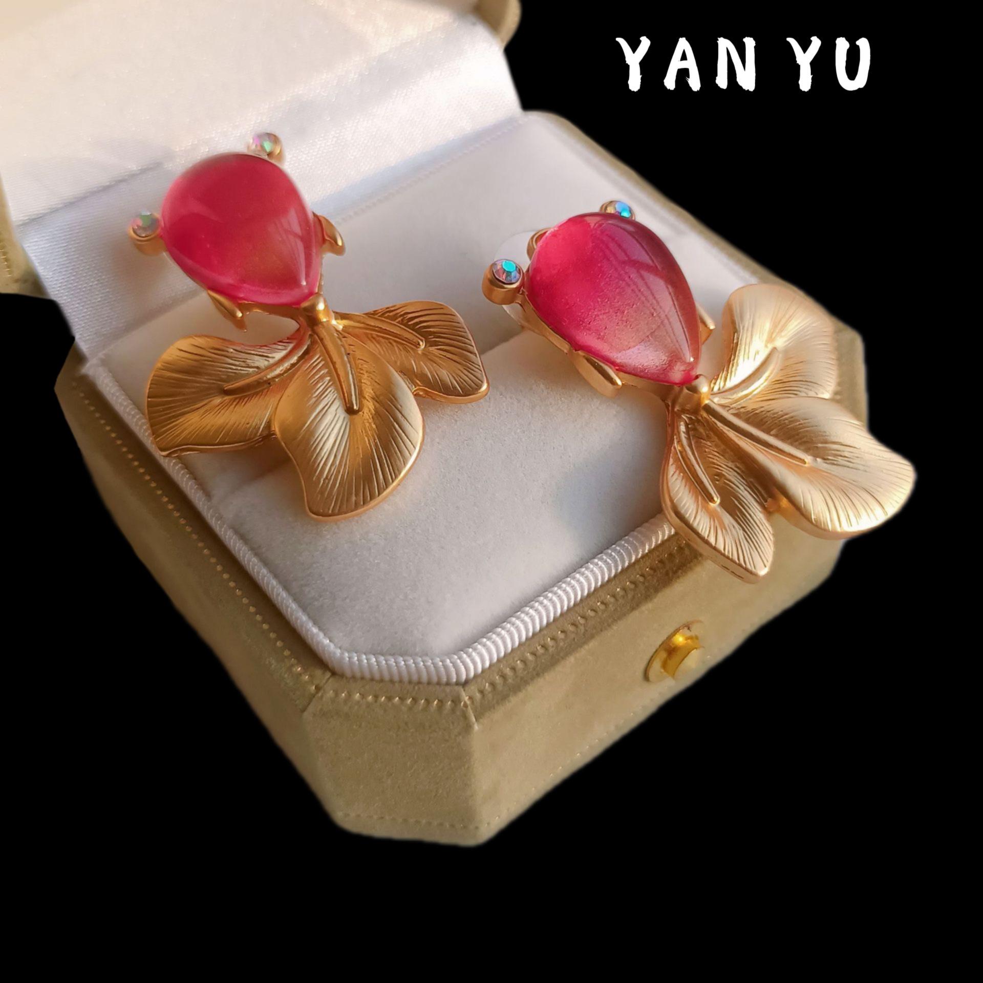 

Средневековая винтажная копия золотой рыбки из настоящего золота с гальваническим покрытием с маркировкой, серебряными иглами, цветным стеклом, кои, серьгами в виде золотой рыбки