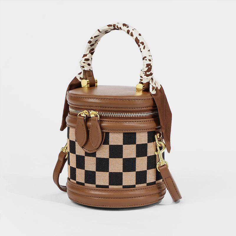 

Сумка Crossbody Маленькая сумка Niche Design Light Luxury Checkerboard Bucket Hand Bill Shoulder Женская сумка