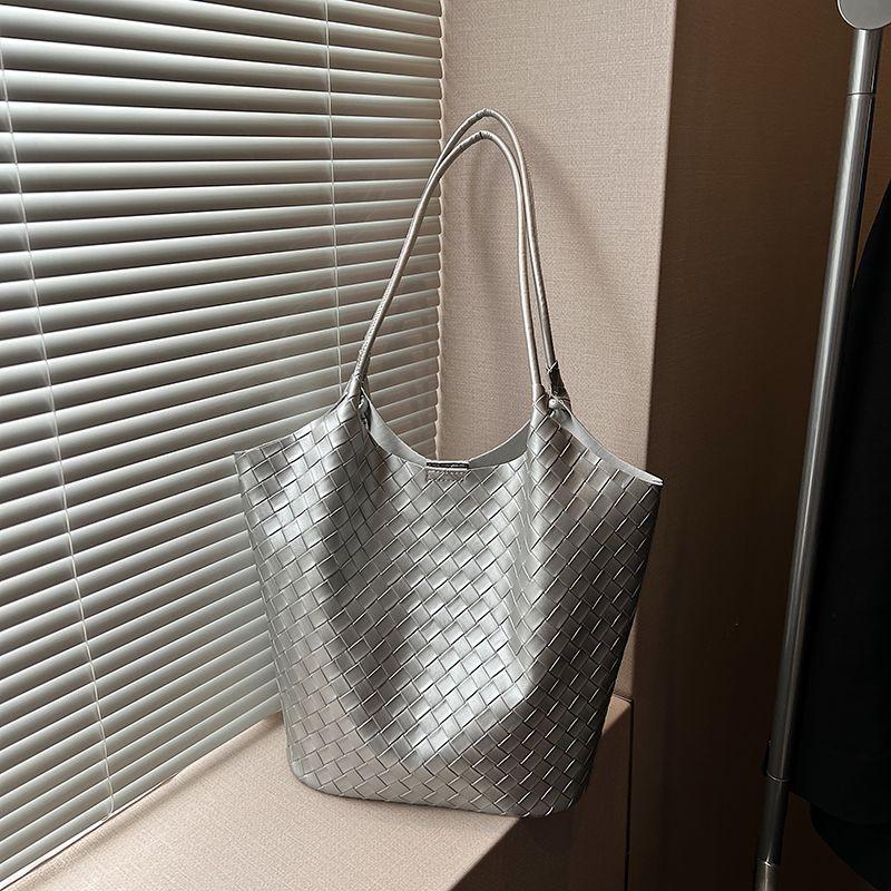 Leisure Commuter Large Capacity Bag Women 2025 New Versitile Fashion Shoulder Bag Popular Portable Woven Tote Bag