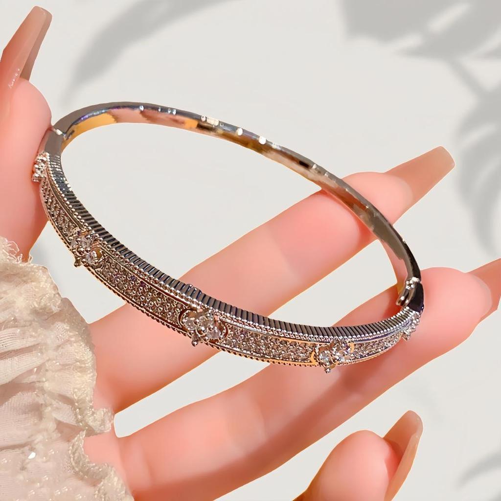 Zircon Four-Leaf Clover Flower Bracelet: Stylish, Luxurious, and Versatile Hand Jewelry for Everyday Elegance