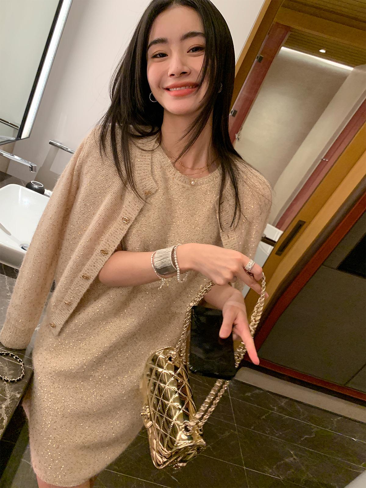 

Женский вязаный комплект: свитер, кардиган, платье с серебристой фольгированной пряжей, бусинами и пайетками Champagne Dress