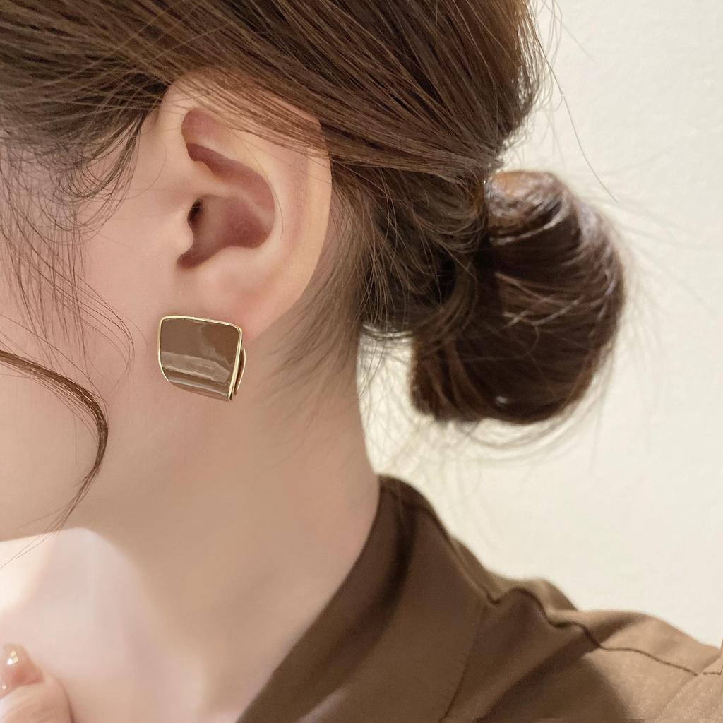 Autumn/Winter Myriad Series Retro Coffee Light Luxury Stud Earrings - Versatile Women's Style.