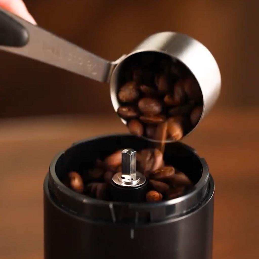 2025 Electric Coffee Bean Grinder Rechargeable Automatic Grinder Portable Coffee Grinder with ceramic core