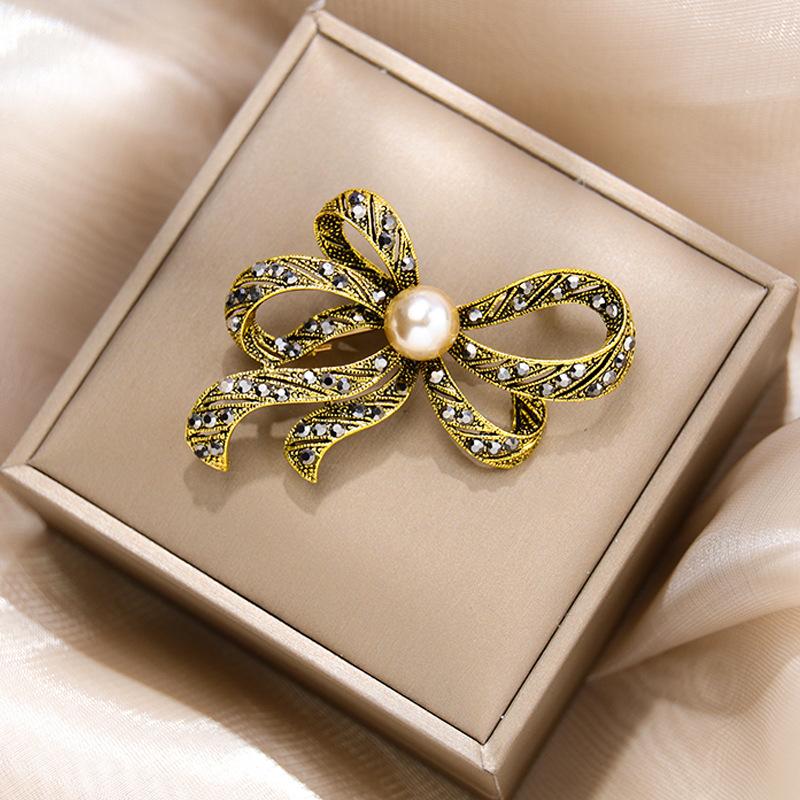 

Инкрустированная бриллиантами брошь высокого качества, анти-легкий темперамент, универсальная булавка, цветочная красная роза, корсаж, ювелирное украшение