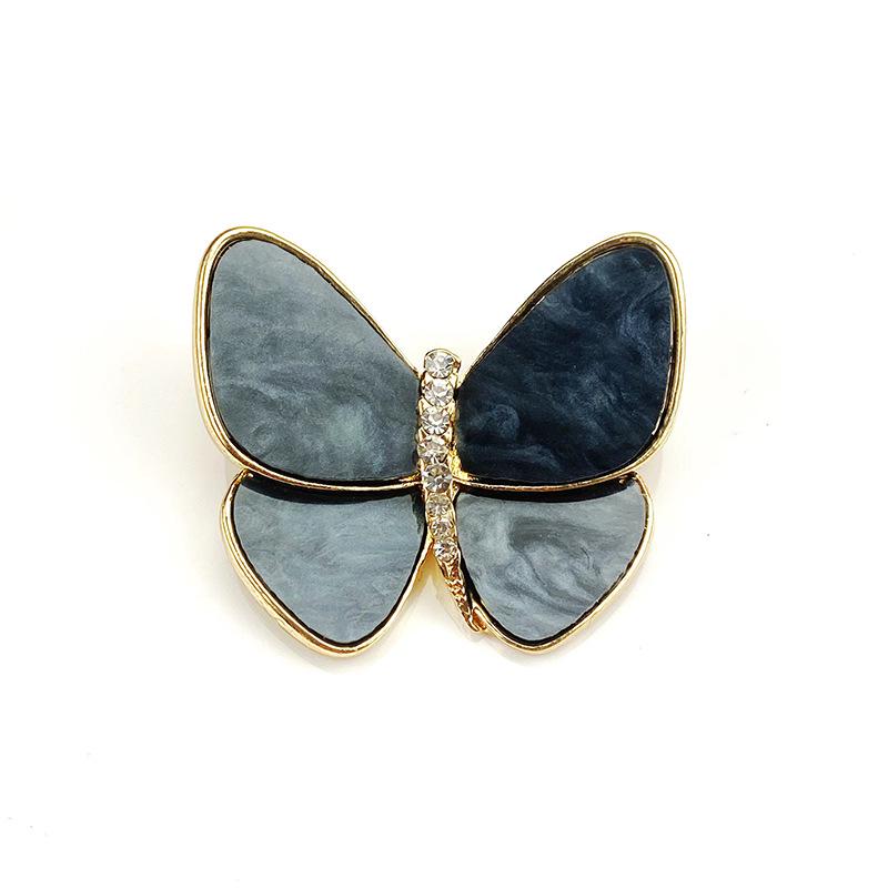 Meng Wanzhou's Pearl Butterfly Brooch: A Chic Accessory Protecting the Mother-of-pearl, Perfect for Elegant Women's Suits.