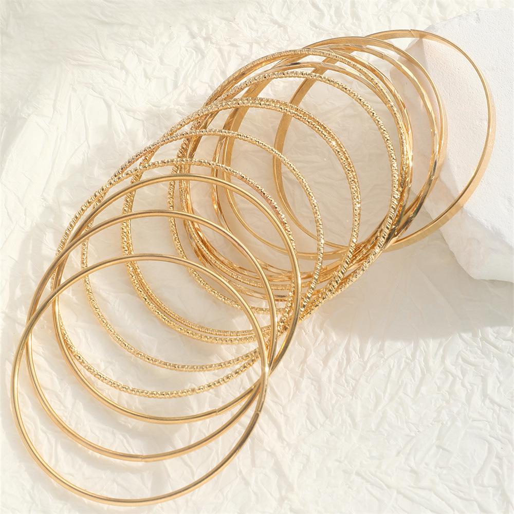 Ensemble de Bracelets Larges Rétro Européen-Américain Dorés - Exagéré, Brillant, Design Irrégulier, Collection Multi-Pièces.