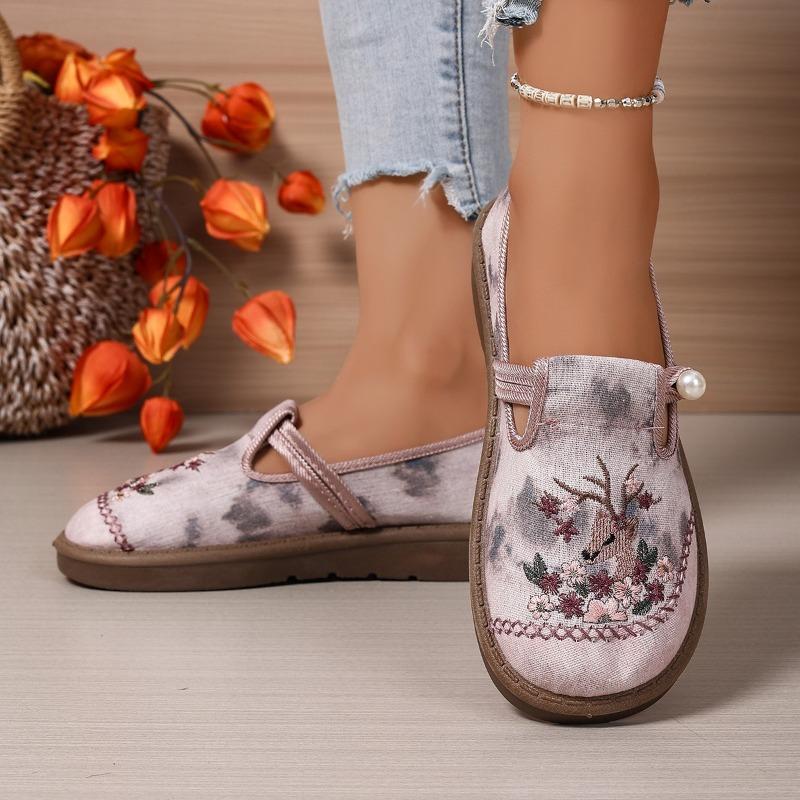 Fashion 2025Women's Versatile Embroidered Shoe Loafers New Style Spring Ethnic Fashion Cloth Shoes Hanfu Casual Single Shoes for Mom