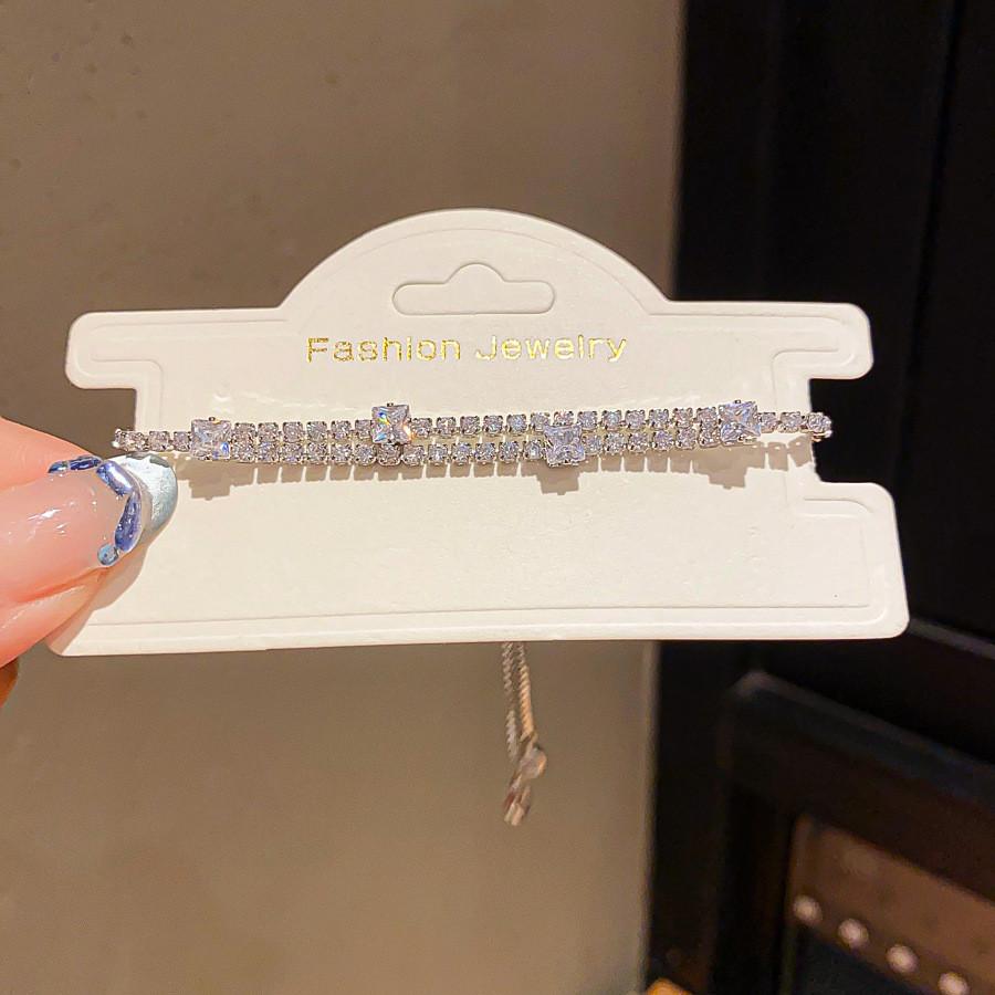 Leichte Luxus-Kupfer-Handkette mit Blüten-Design für modische Damen-Accessoires