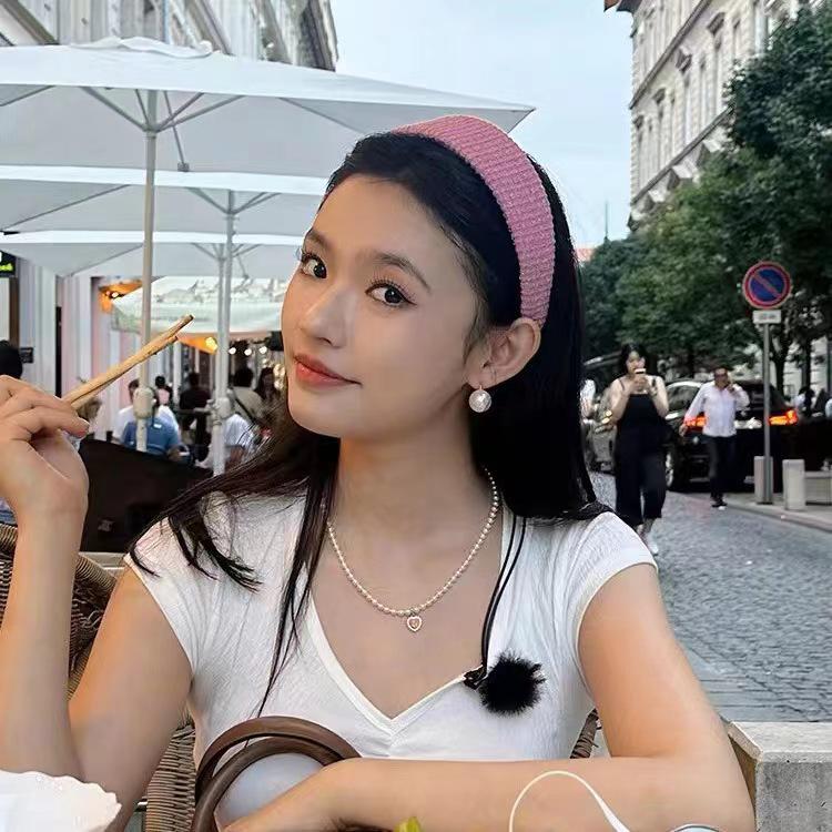 Chic Coco-Style Plaid Knitted Headband: High-End Slimming Hair Accessory with Versatile Wide Brim