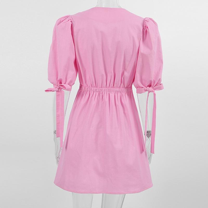 Летнее платье женское элегантное с V-образным вырезом и рукавами-фонариками на шнуровке — фото 11