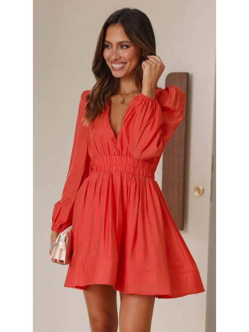 

Элегантное платье с глубоким V-образным вырезом, плиссировкой и длинными рукавами, приуроченное к 25-летнему юбилею Medium