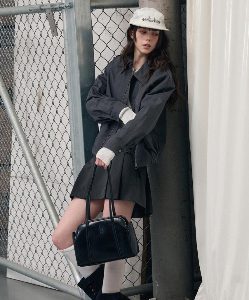 Leathery Retro Wrinkle Enamel Shoulder Bag [Black]