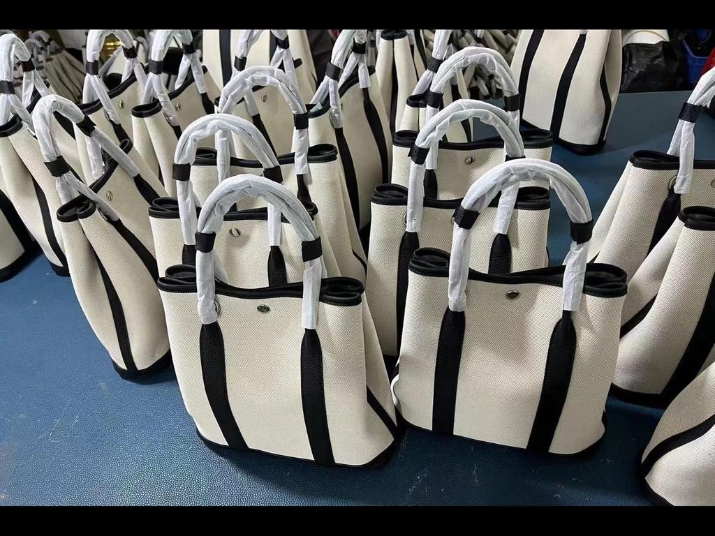 2024 Vertical Garden Tragetasche aus Rindsleder und Canvas: Hand-, Schulter-, Crossbody-, Pendler-, Großraum-